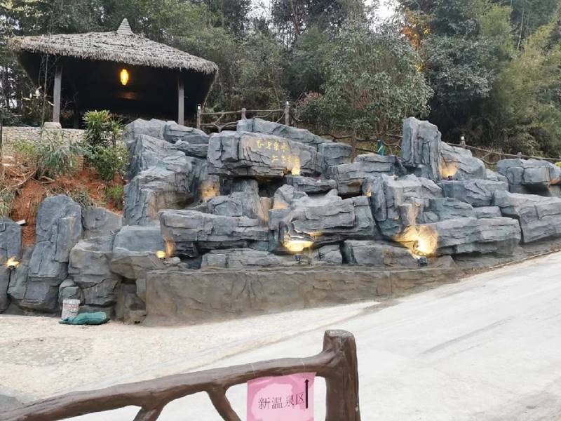 水泥护坡塑石假山